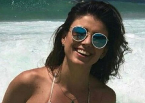  Com fio-dental, Paula Fernandes ostenta bumbum empinado e mostra corpão