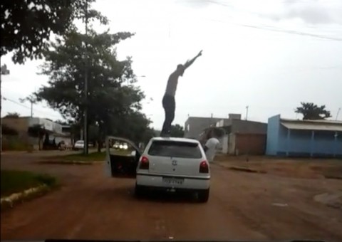 Com carro em movimento, motorista abandona volante para dançar no teto do carro 