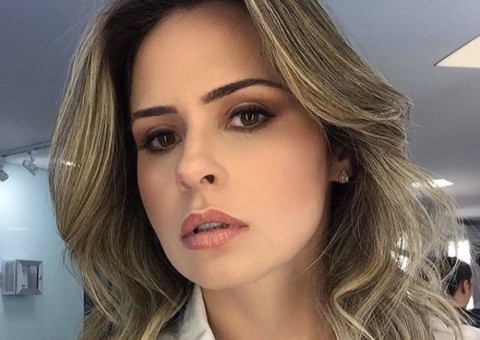 Ana Paula Renault é flagrada com novo namorado