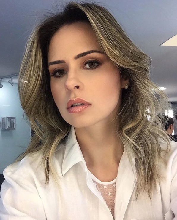 Ana Paula Renault é flagrada com novo namorado