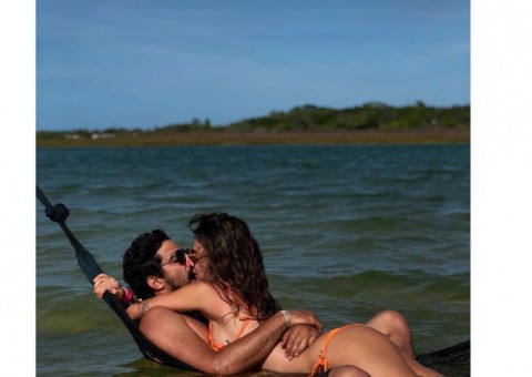 Renato Góes posta foto em clima quente com Thaila Ayala em praia