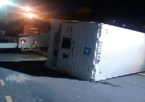 Em Manaus, contêiner tomba em avenida e destrói muro de cemitério
