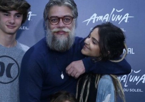 Fábio Assunção surge com atriz novinha em evento e espanta boatos de separação