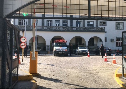 Para escapar de sequestro mulher invade quartel da PM com carro 