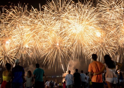 Show piromusical celebra virada de ano na Ponta Negra