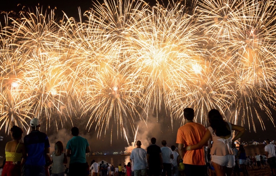 Show piromusical celebra virada de ano na Ponta Negra