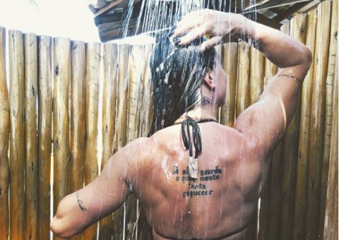 Juju Salimeni posta foto no banho e bumbum na nuca chama atenção