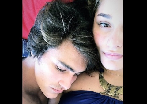 Bruno Montaleone posa agarradinho com Sasha 