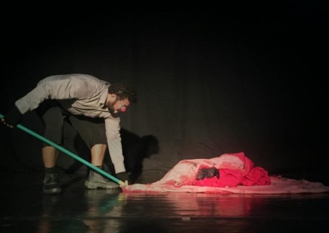 Teatro Américo Alvarez recebe espetáculo O Circo de um Piteco Solo neste sábado