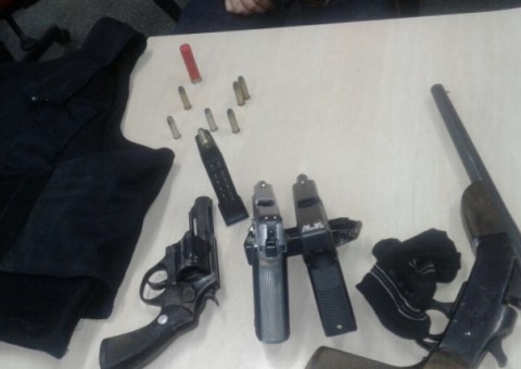  Tentando proteger seu negócio, homem é preso com 4 armas e um colete em Manaus