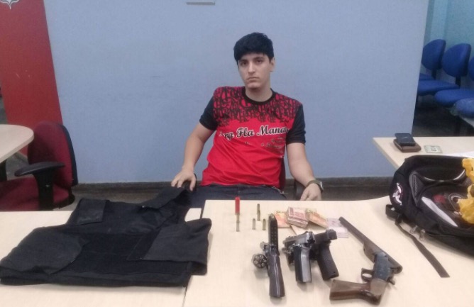  Tentando proteger seu negócio, homem é preso com 4 armas e um colete em Manaus