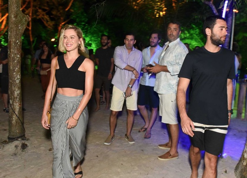 Fiorella Mattheis surge com namorado herdeiro da Globo em festa