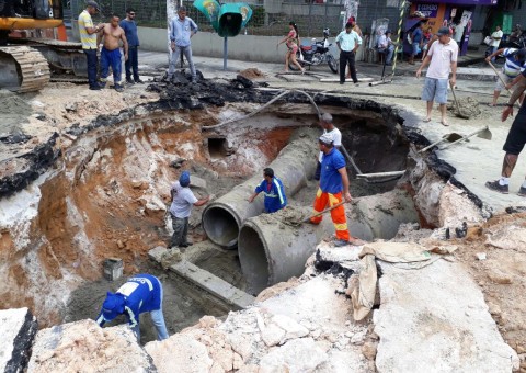 Obras para fechar cratera no Centro serão concluídas neste sábado