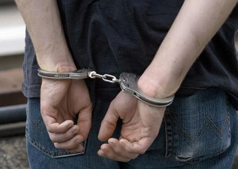 Algemado, homem rouba pistola e atira em PM’s