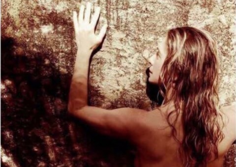 Aos 44, Letícia Spiller posta foto nua e surpreende com tatuagem íntima