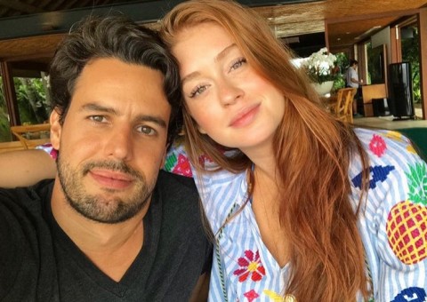 Marina Ruy Barbosa choca com beleza natural em foto com marido