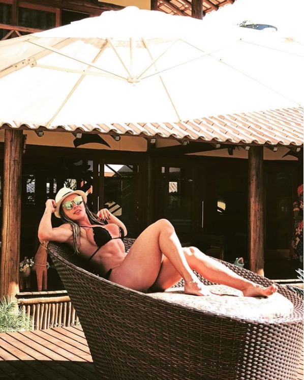 Juju Salimeni ostenta corpo sarado em dia de sol