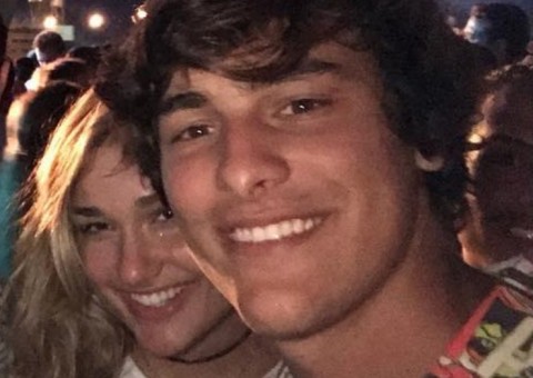 Sasha Meneghel posa com namorado em festa na praia