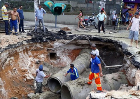 Trânsito é liberado no Centro após cratera ser fechada