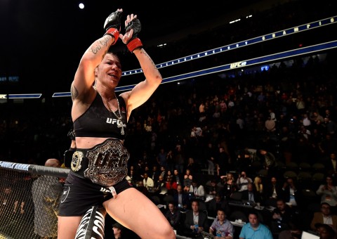 Cris Cyborg derrota Holly Holms e segue com cinturão dos penas no UFC