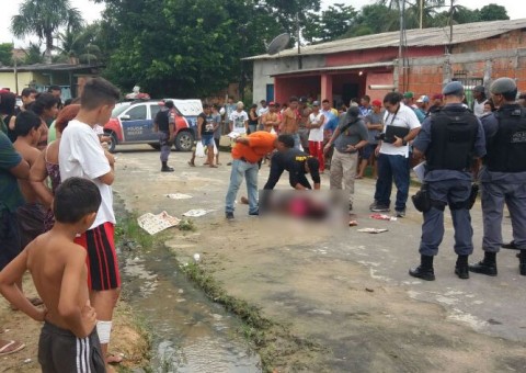 Na véspera do Ano Novo, homem é morto brutalmente no meio da rua em Manaus