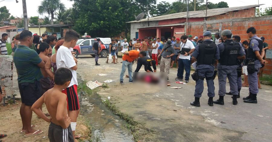 Na véspera do Ano Novo, homem é morto brutalmente no meio da rua em Manaus