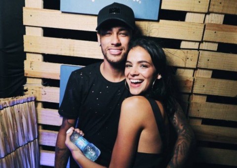 Veja flagra de pegação entre Neymar e Bruna Marquezine durante festa em Noronha