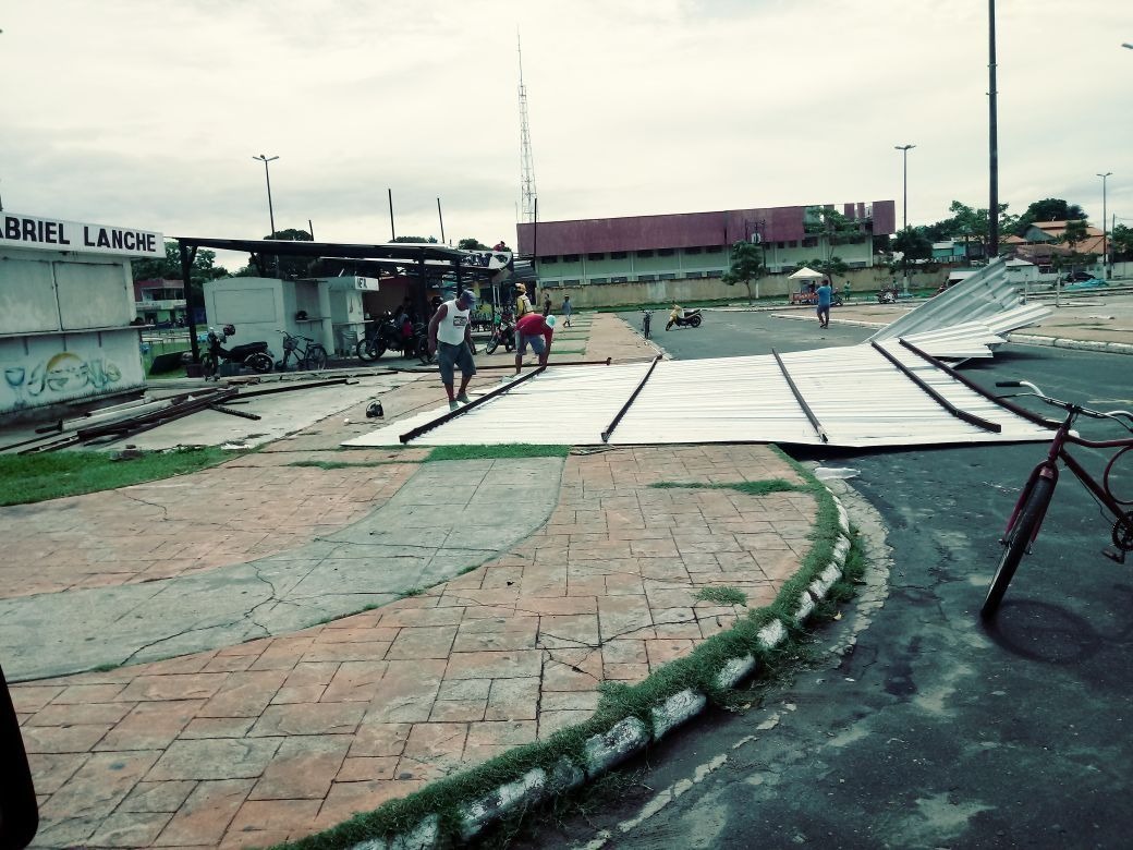 Vendaval deixa rastro de destruição em casas e comércios no Amazonas