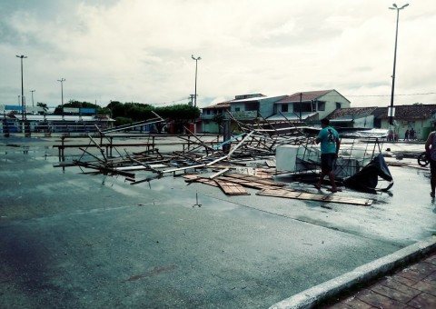 Vendaval deixa rastro de destruição em casas e comércios no Amazonas