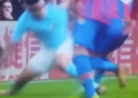 Gabriel Jesus torce joelho, deixa o campo chorando e preocupa o City