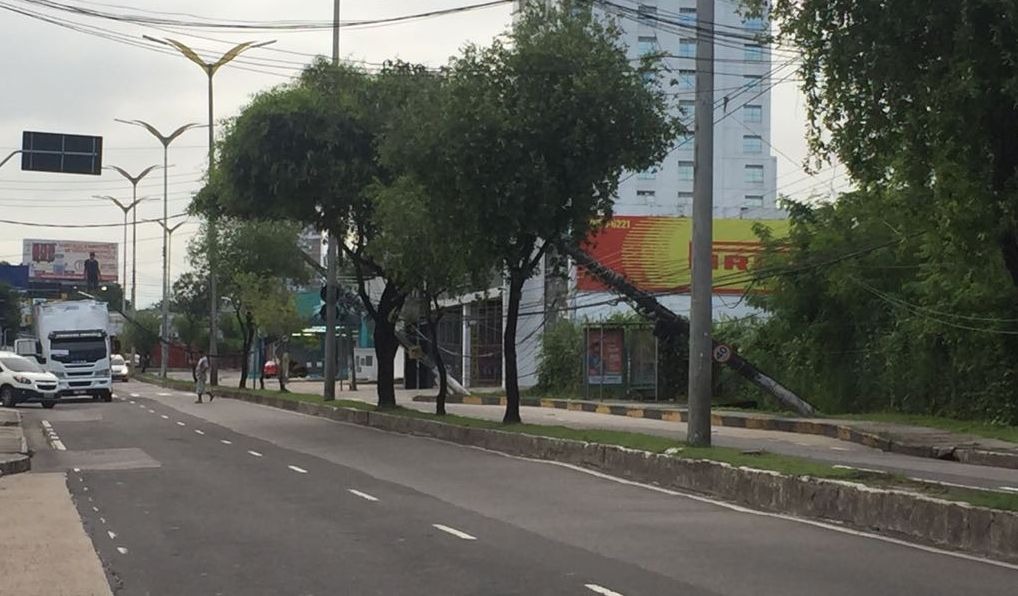 Postes tombam e causam transtorno no trânsito após avenida ser interditada em Manaus