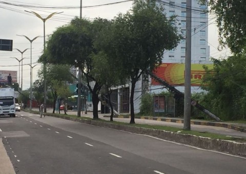 Postes tombam e causam transtorno no trânsito após avenida ser interditada em Manaus