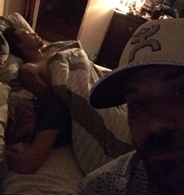   Homem tira selfie ao encontrar namorada com amante na cama e bomba na internet