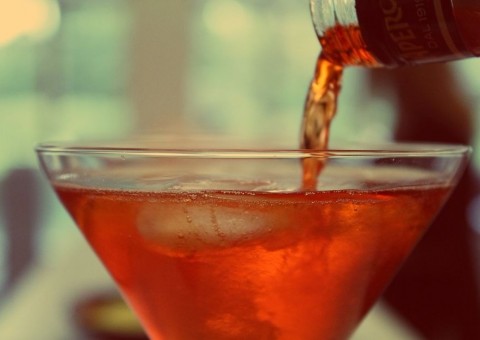 'Ressaca' cutânea: saiba o que o consumo excessivo de álcool pode causar à sua pele