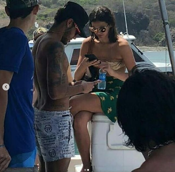 Após pegação em festa, Bruna e Neymar são flagrados juntinhos em passeio de iate