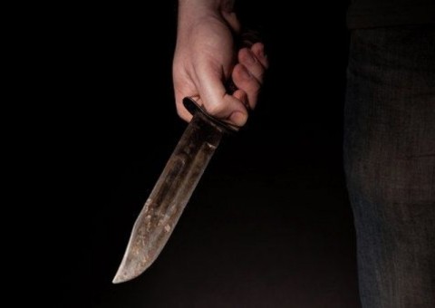 Homem é preso após matar esposa com facadas na cabeça enquanto ela dormia