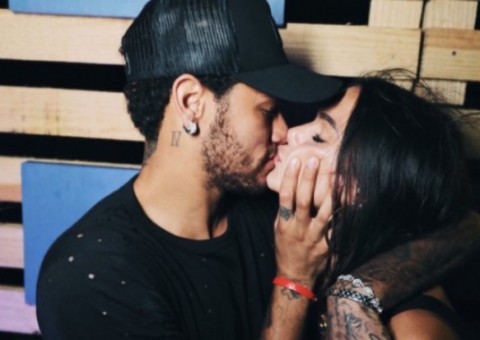 Após pegação em festa, Bruna e Neymar são flagrados juntinhos em passeio de iate