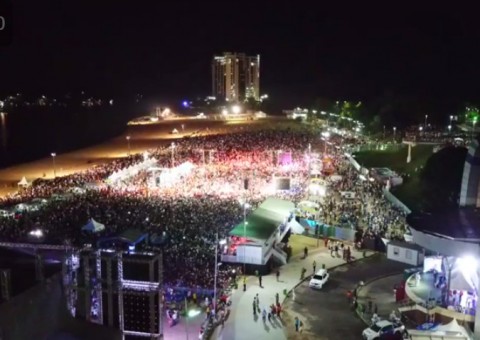 Milhares prestigiam a queima de fogos no réveillon 2018 da Ponta Negra em Manaus