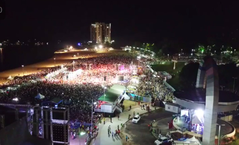 Milhares prestigiam a queima de fogos no réveillon 2018 da Ponta Negra em Manaus