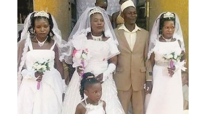 Homem disputado decide se casar com 3 mulheres ao mesmo tempo