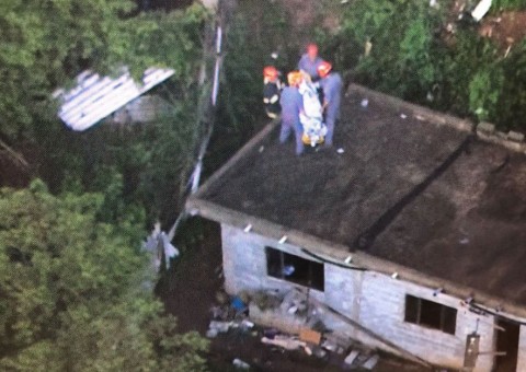 Criança de 10 anos morre após ter casa arrastada em deslizamento de terra