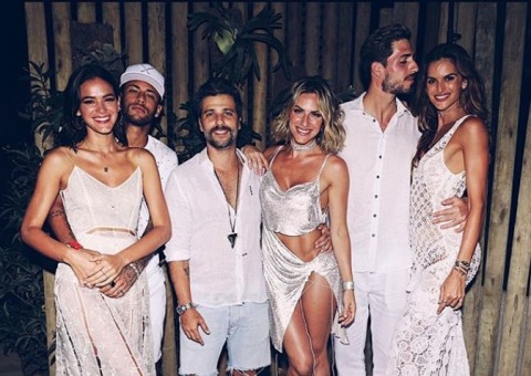 Bruna Marquezine e Neymar posam agarradinhos no réveillon 
