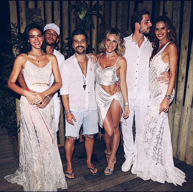 Bruna Marquezine e Neymar posam agarradinhos no réveillon 