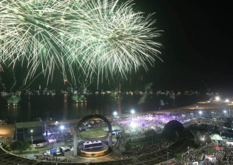 ​Queima de fogos dá boas vindas a 2018 no Réveillon de Manaus