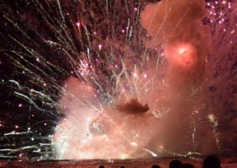 Explosão em show pirotécnico fere dois em praia australiana