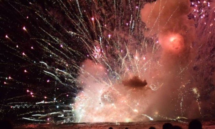 Explosão em show pirotécnico fere dois em praia australiana