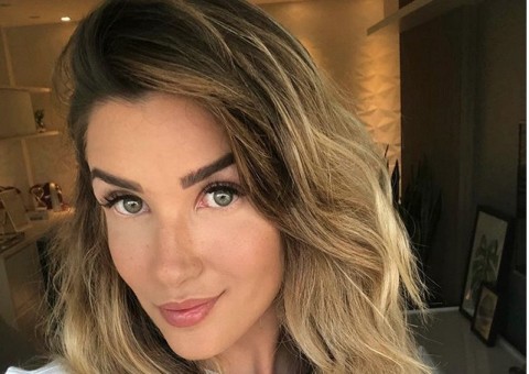 Um mês após separação, ex-bbb Aline Gotschalg se declara para novo namorado 