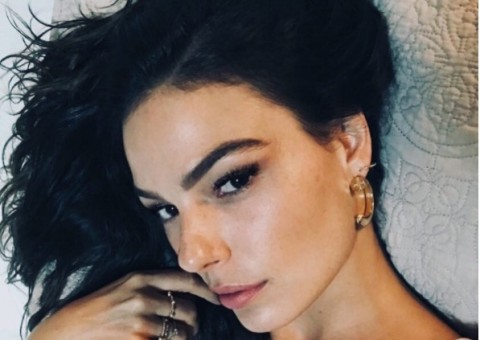 Isis Valverde ostenta barriga sarada de biquíni em Noronha