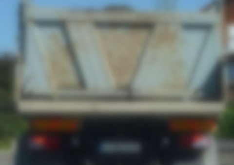 Homem é detido após furtar caminhão de lixo e bater em oito carros