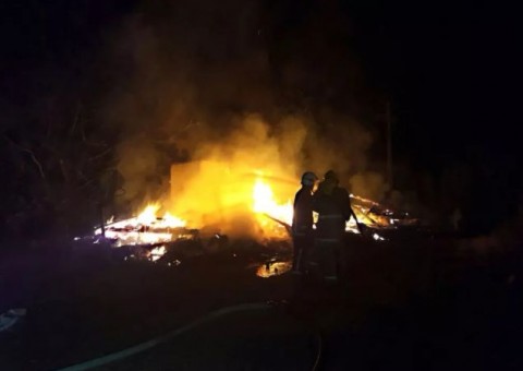 Mulher morre após ser amarrada e queimada em incêndio provocado por marido